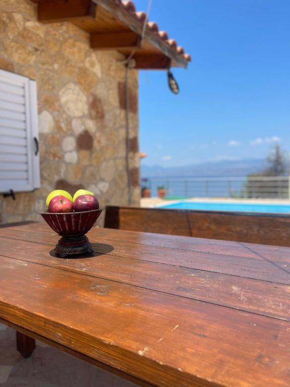 Bazén v ubytování Alepochori Apartments nebo v jeho okolí