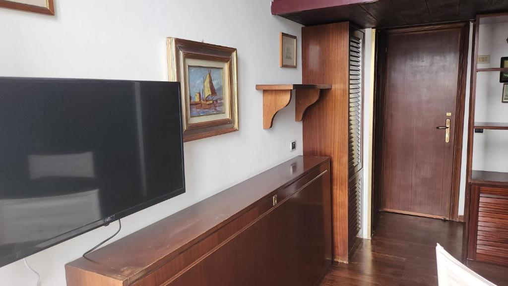 Una televisión o centro de entretenimiento en Al Mari Suites