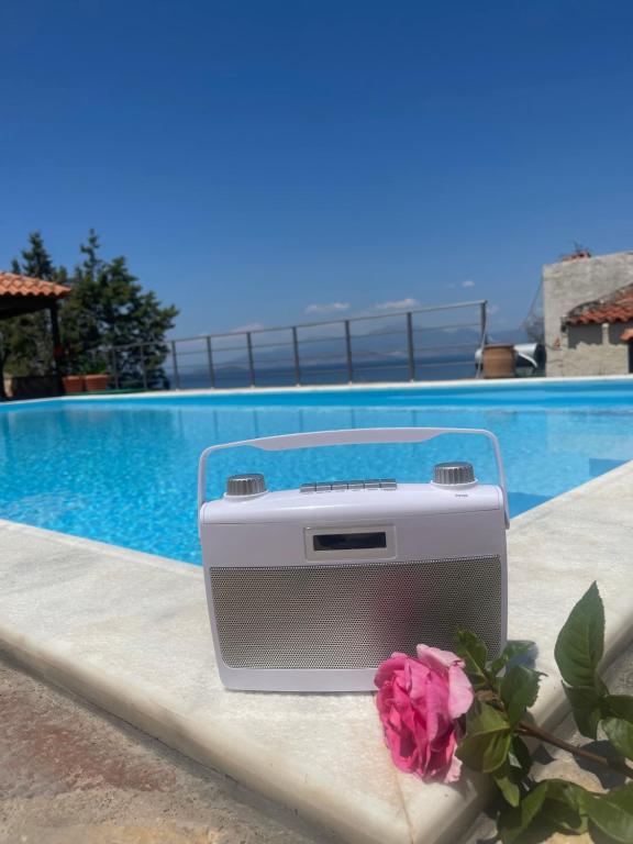 Bazén v ubytování Alepochori Apartments nebo v jeho okolí