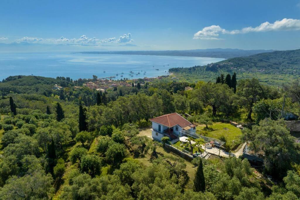 uma vista aérea de uma casa numa colina junto à água em Traditional Seaview Home Candili em Corfu Town