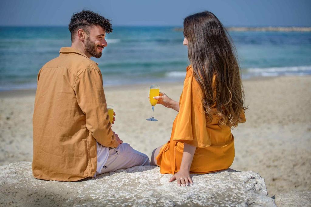 אורחים שוהים ב-מלון קרלטון תל אביב - יוקרה על הים