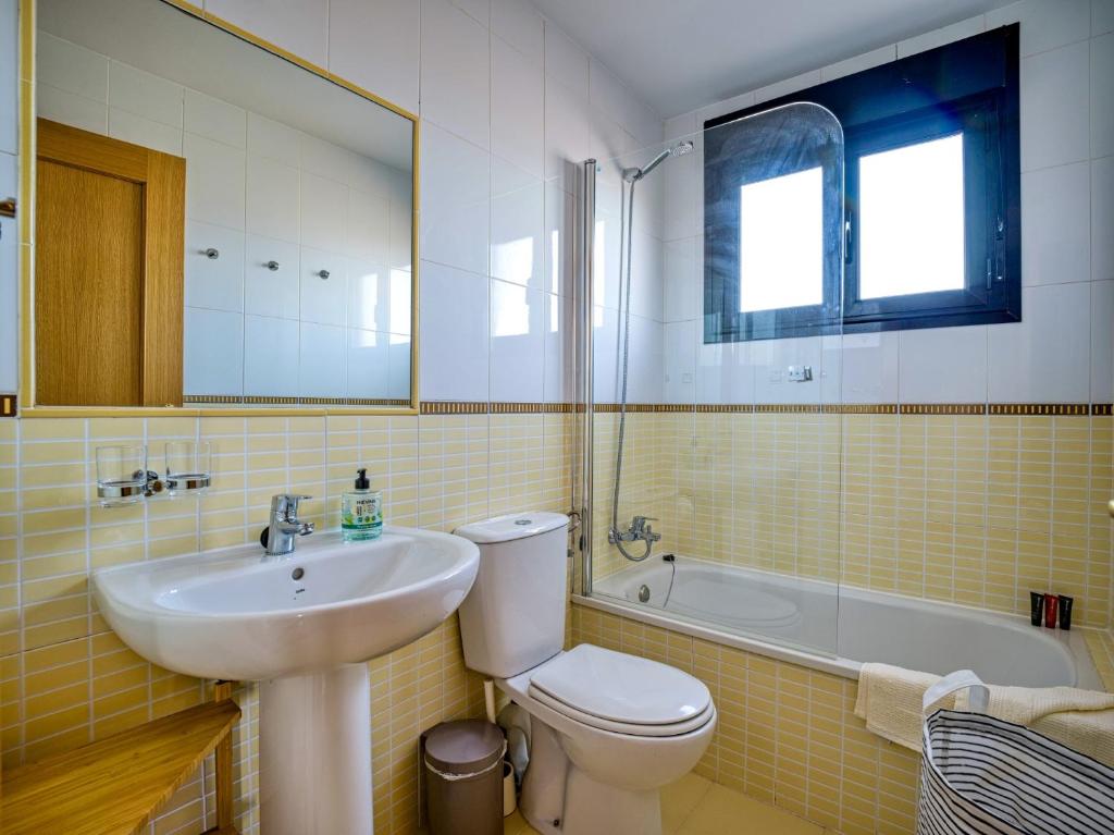 A bathroom at Villa Origo Mare 1236 in Majanicho
