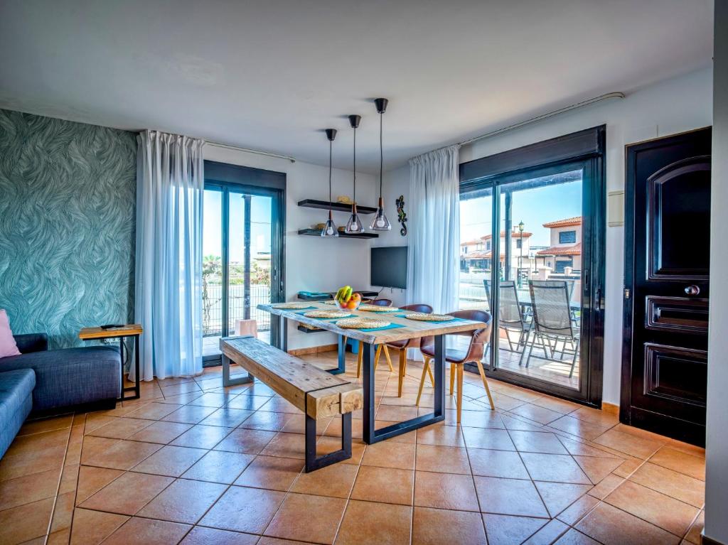 A seating area at Villa Origo Mare 1236 in Majanicho