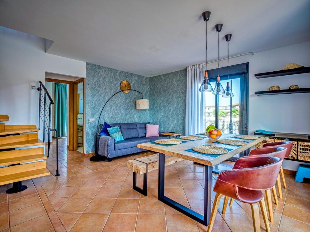 A seating area at Villa Origo Mare 1236 in Majanicho