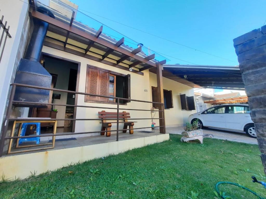 une maison avec un balcon et un parking dans l'établissement RESIDENCIA CASELANI, à Caxias do Sul