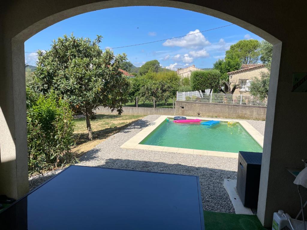 Uitzicht op het zwembad bij Villa dans le Gard situ&eacute;e entre N&icirc;mes, Al&egrave;s et Uz&egrave;s avec piscine et spa jacuzzi of in de buurt
