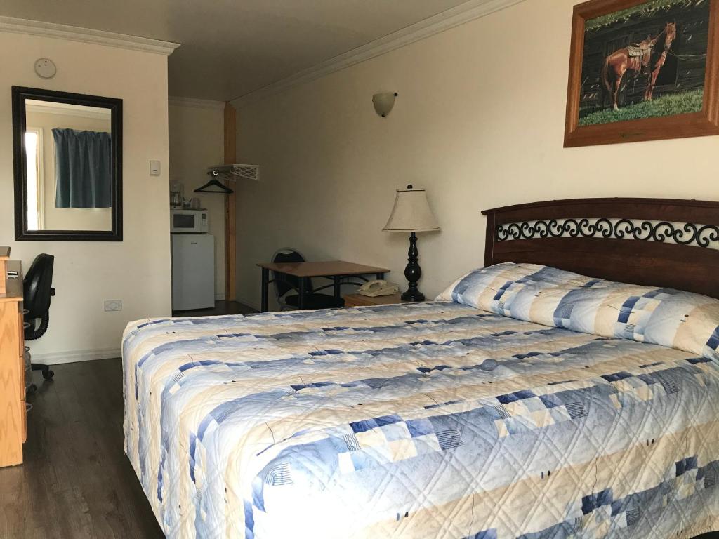 Postel nebo postele na pokoji v ubytování Grassland Motel