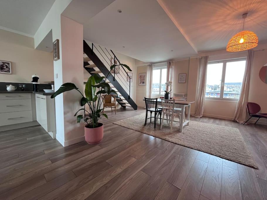 a living room with a table and a dining room at Le Saint Pierre Grand duplex hyper centre, port Caen in Caen