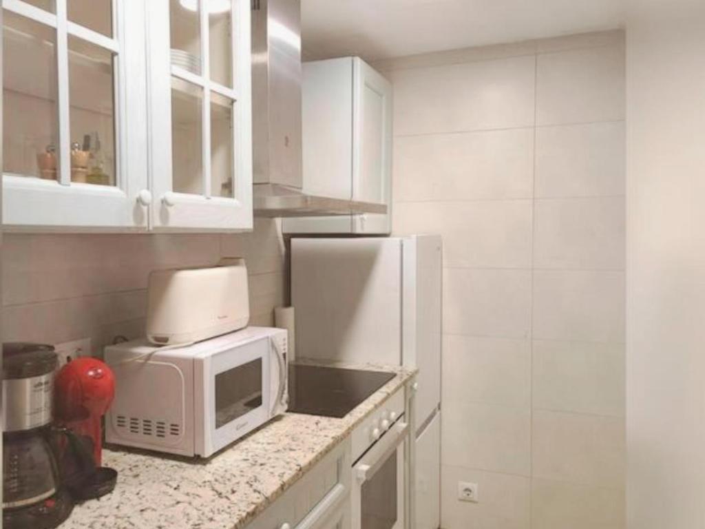 A kitchen or kitchenette at Apartamento con AMPLIA TERRAZA Y VISTAS AL MAR a 150 metros de la playa