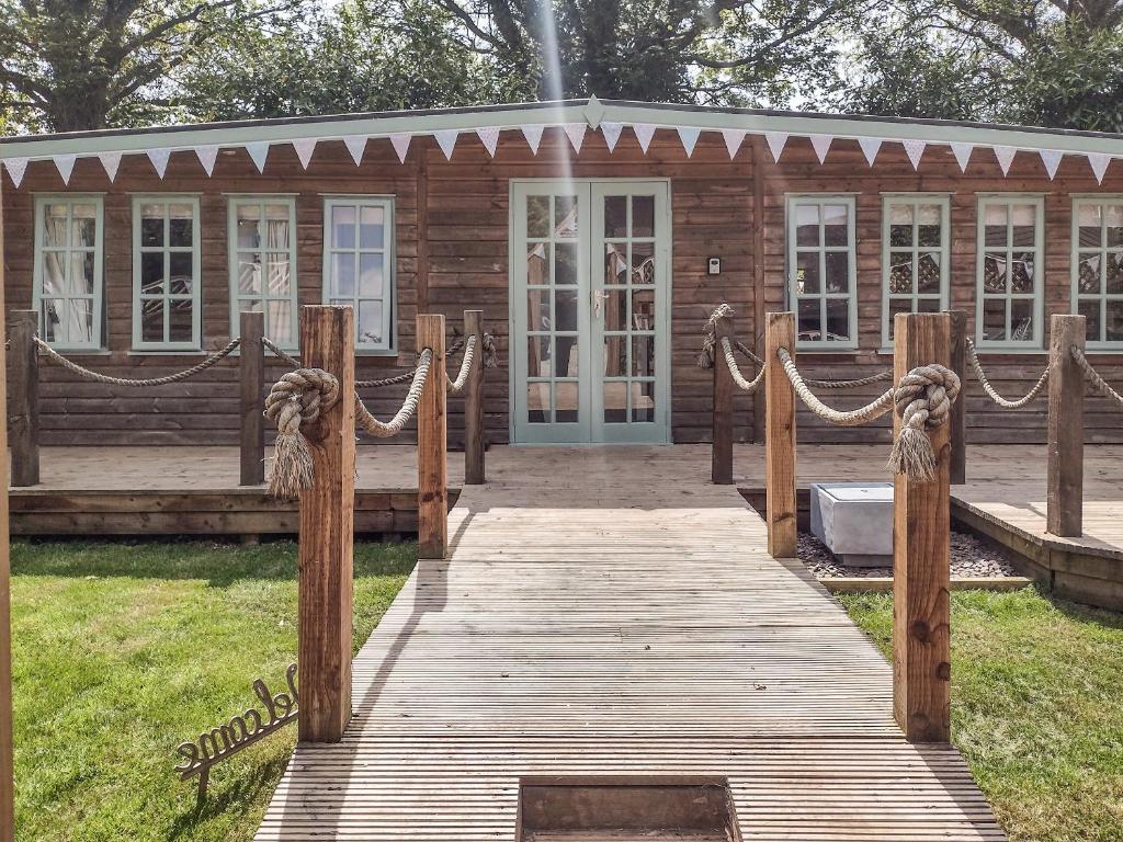 a wooden walkway leading to a small building at The Haven Lodge in Clifton