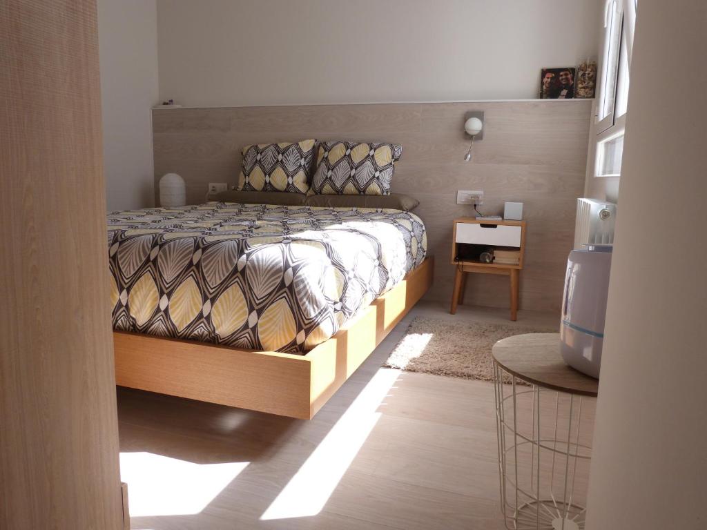 ein Schlafzimmer mit einem Bett und einem TV in der Unterkunft Rooftop Suites Vitoria in Vitoria-Gasteiz