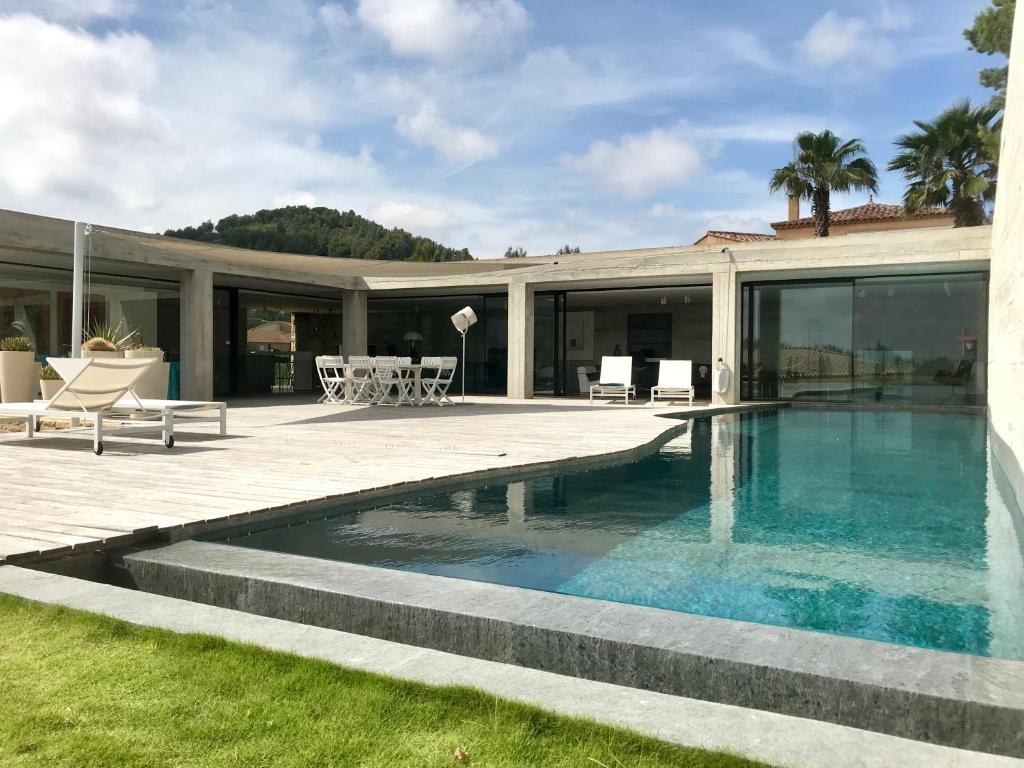 une piscine devant une maison dans l'établissement Contemporaine, à Bandol