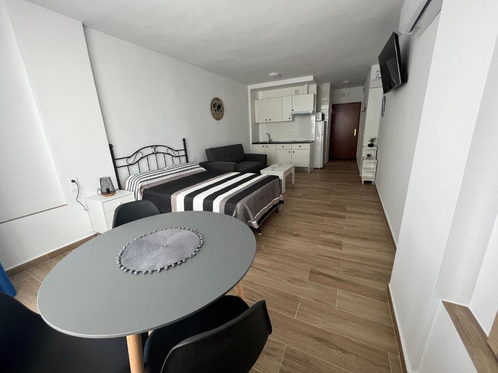 VER621 - 6th-Floor Studio with Sea Views and Pool - AC, 2 min to Buses and Taxis