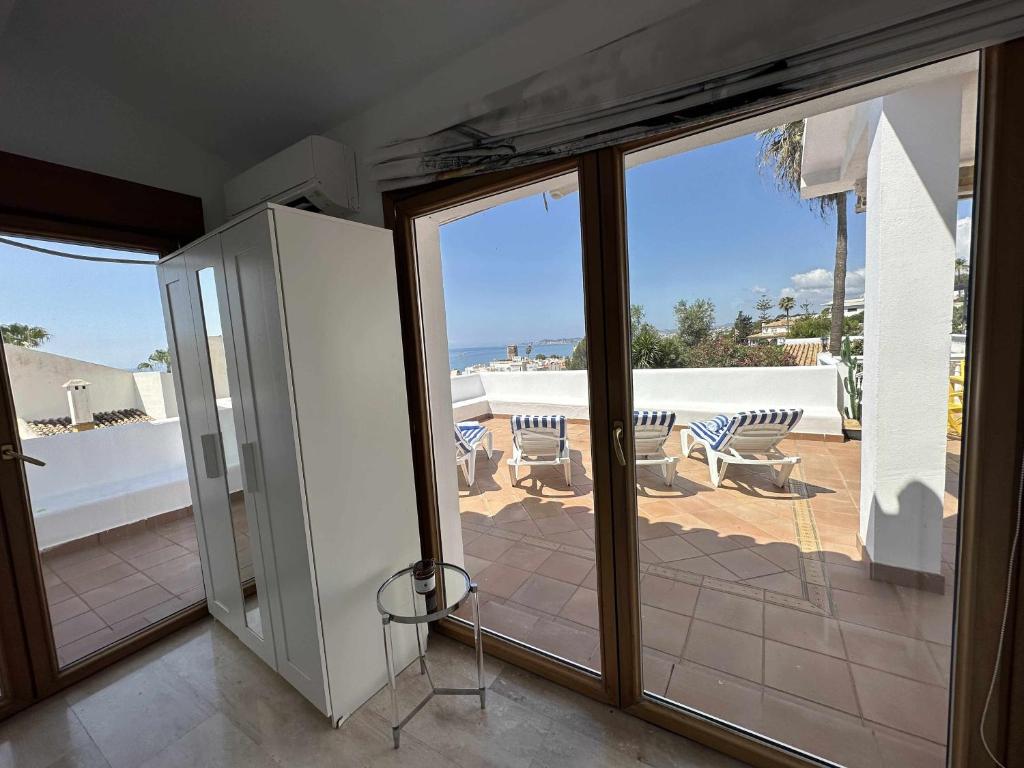 Zdjęcie z galerii obiektu Villa Zebra sea view beach across the street w mieście Benalmádena