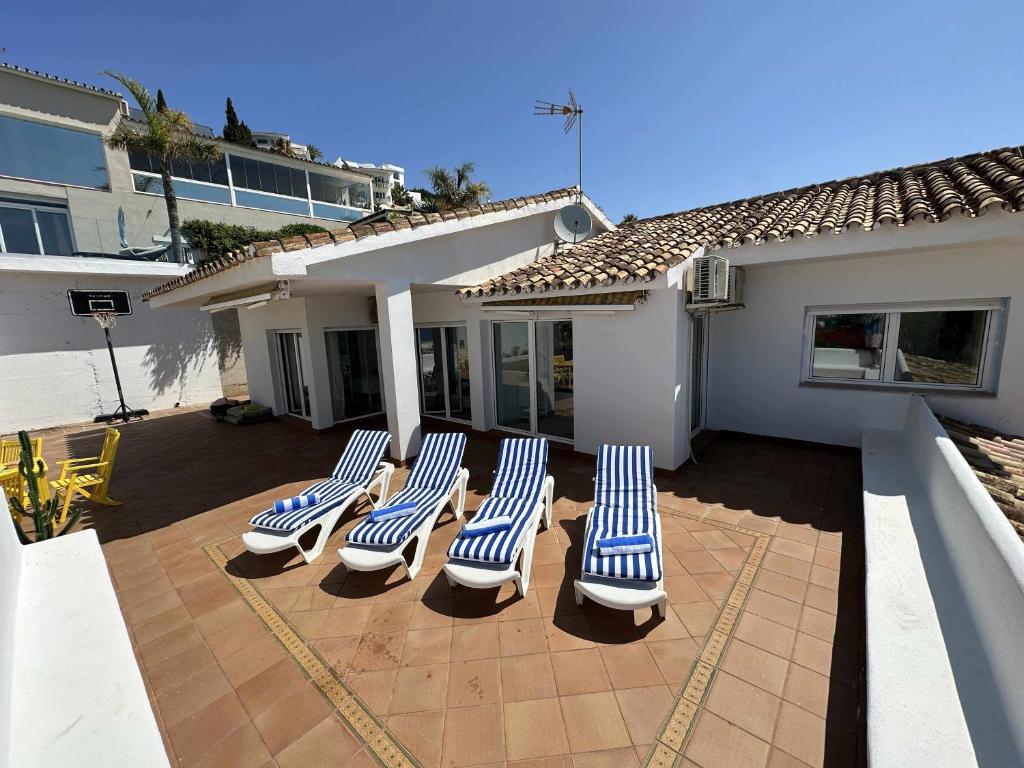 Zdjęcie z galerii obiektu Villa Zebra sea view beach across the street w mieście Benalmádena