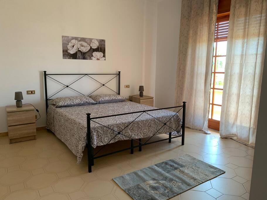 a bedroom with a bed and a window at Casa Vacanza Torre di Mezzo - Tramonto in Marausa
