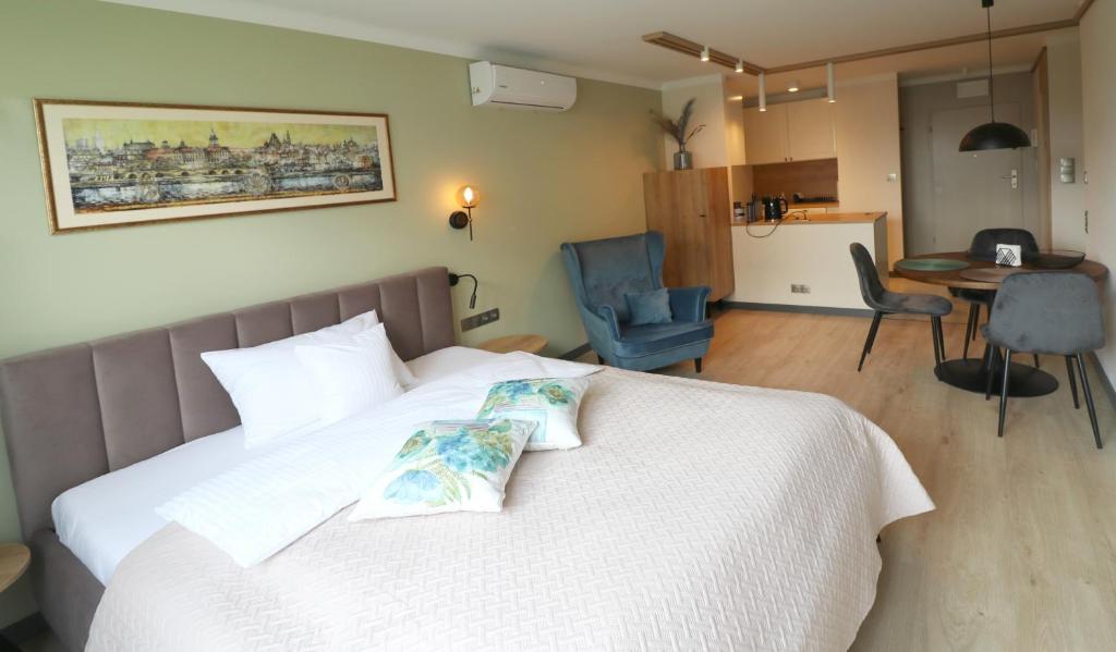 - une chambre avec un lit blanc et 2 oreillers dans l'établissement Falcon Apartment Center 3 Królewska, à Varsovie