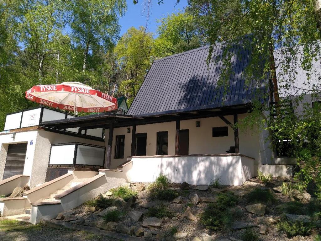 una casa con un cartel encima en Lake House Domek nr.11 Jezioro Nyskie, en Skorochow