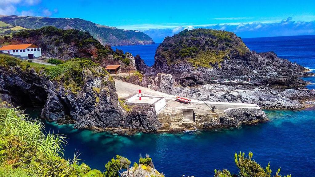 una iglesia en una isla rocosa en el agua en Casa dos Botes en Santa Cruz das Flores