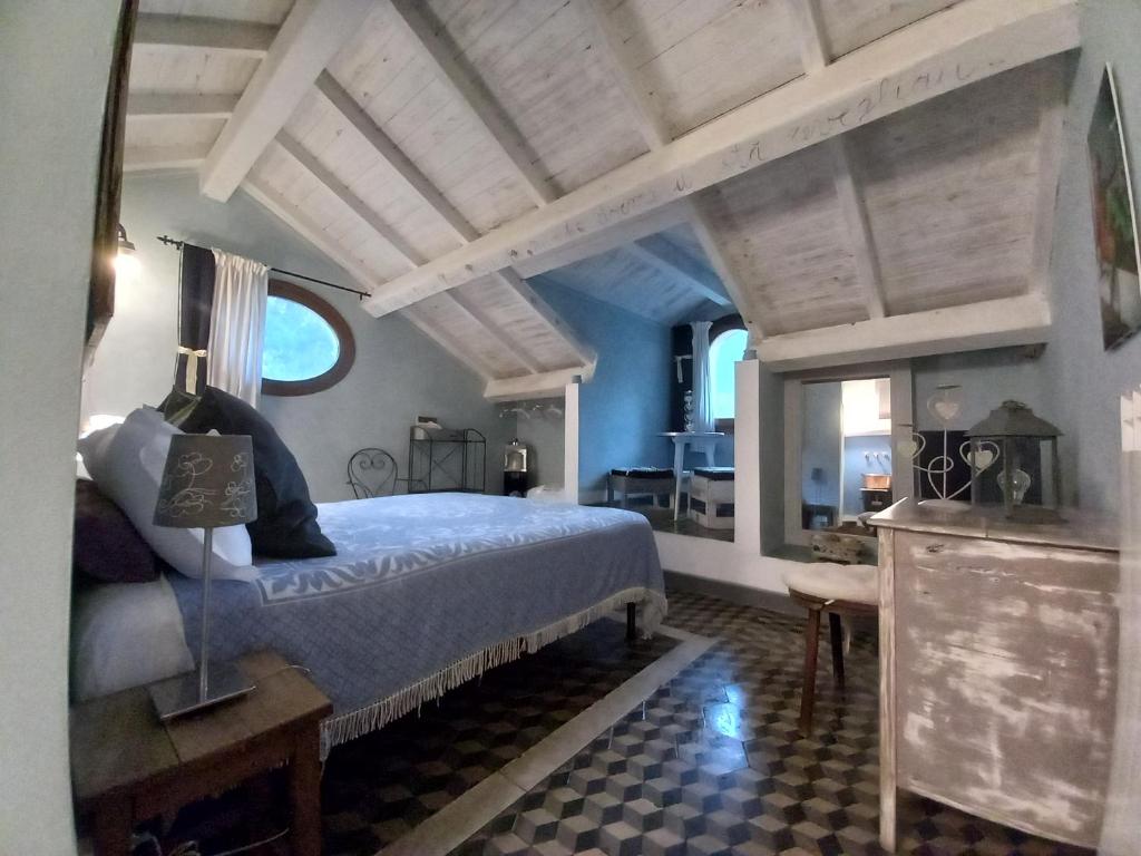 sypialnia z dużym łóżkiem w pokoju z niebieskimi ścianami w obiekcie La Casa Rosa w mieście Pigna