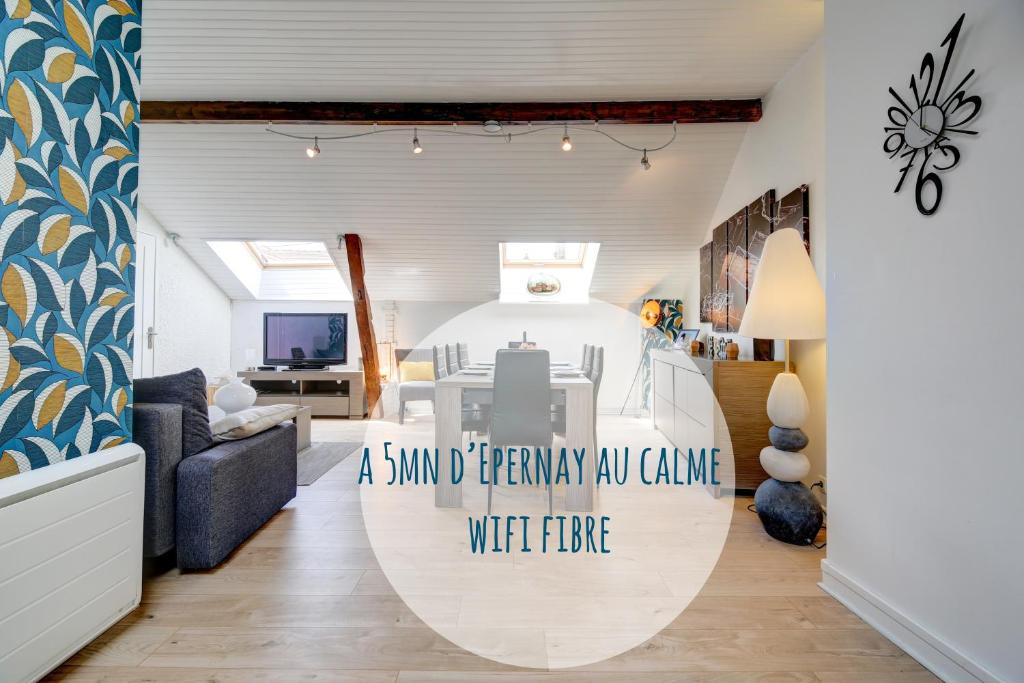 a blind dreamy and change furniture in a living room at « Le Bidule », logement au cœur de la Champagne in Chouilly