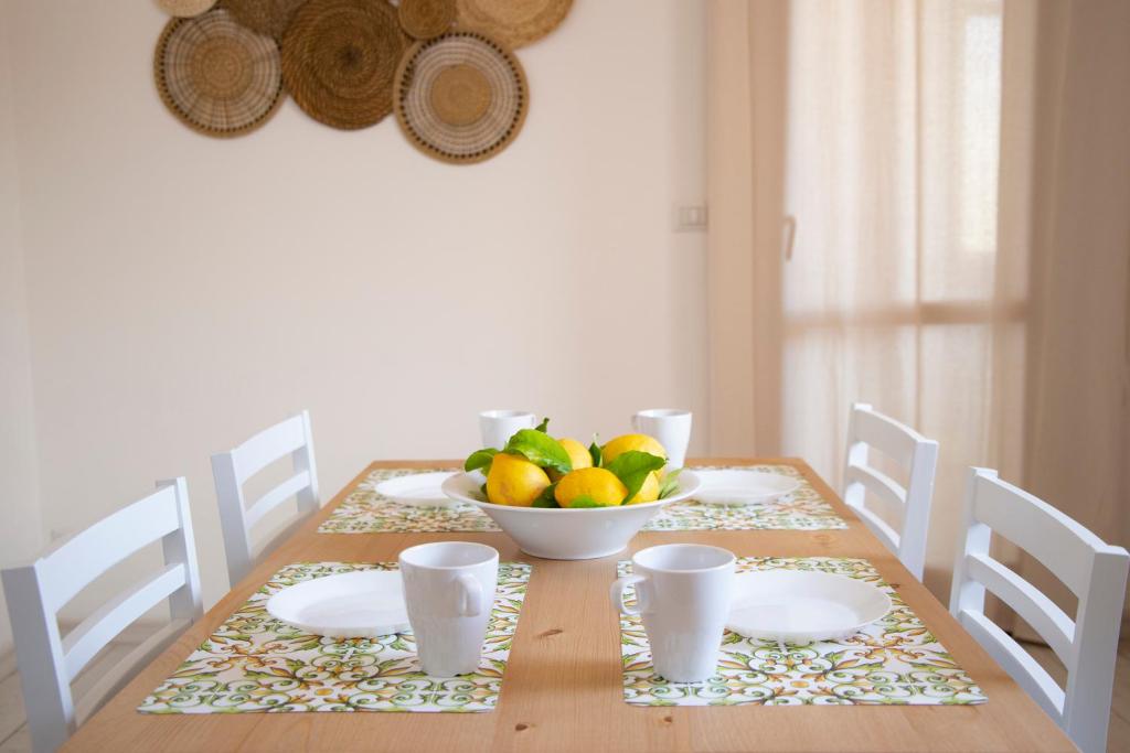 een eettafel met een fruitschaal erop bij Donna Agata House in Catania