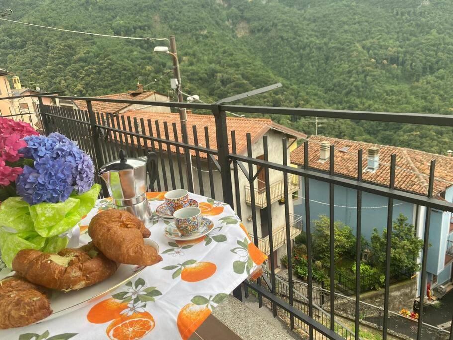 - une table avec de la nourriture sur le balcon dans l'établissement Casa vacanze il pettirosso., à Pisogne