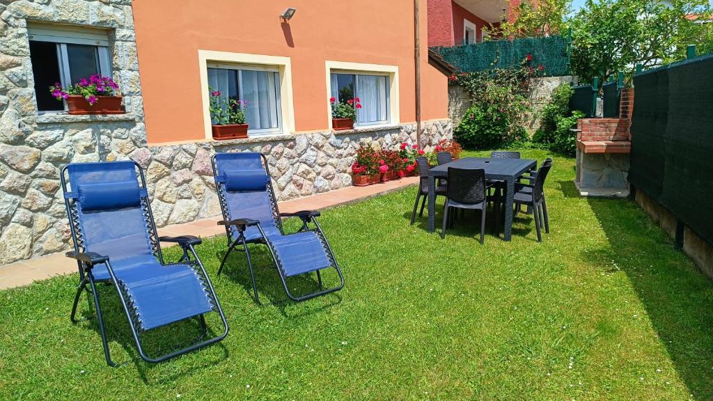 a group of chairs and tables in a yard at La Fuentona in Celorio
