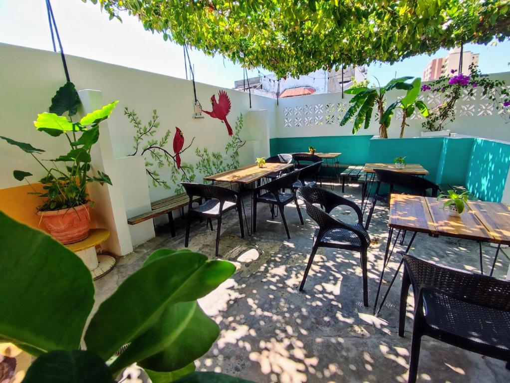 Un restaurante o sitio para comer en Bona Vida Hostel