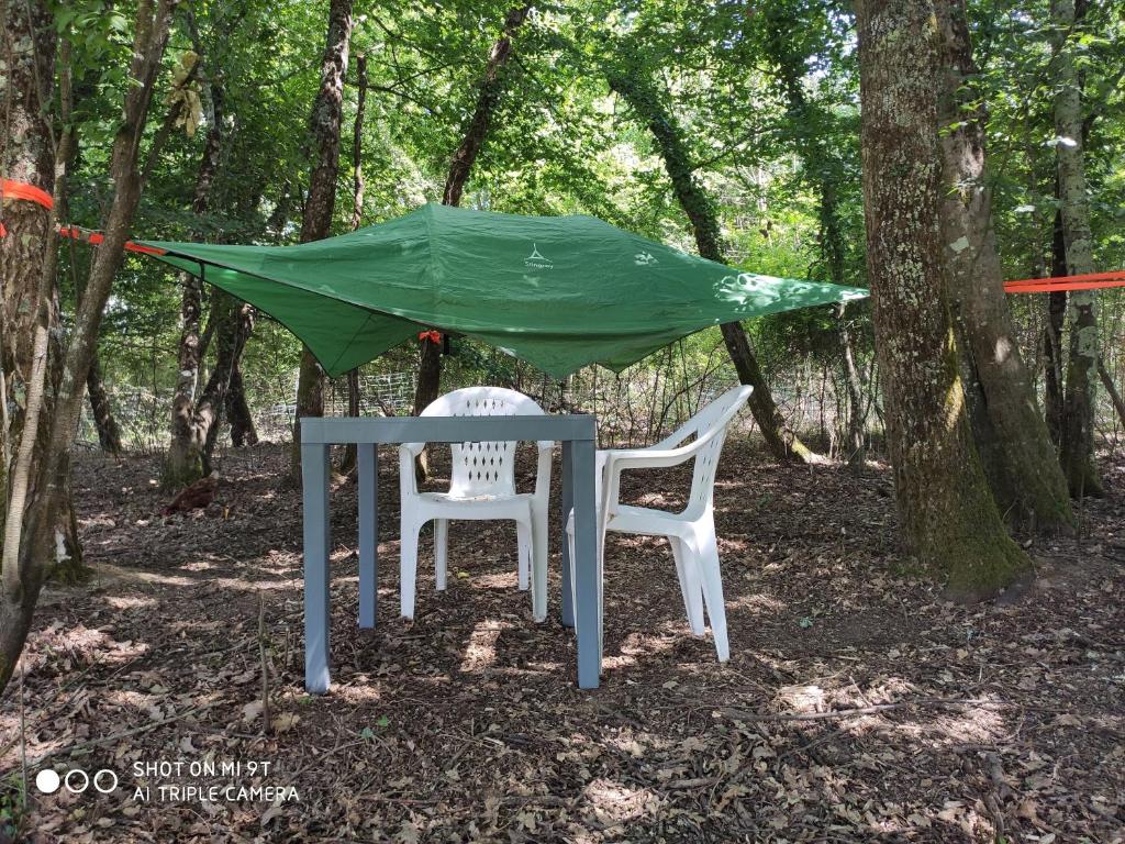 Le tent'suspendu في مونْكاري: كرسيين وطاولة مع خيمة خضراء