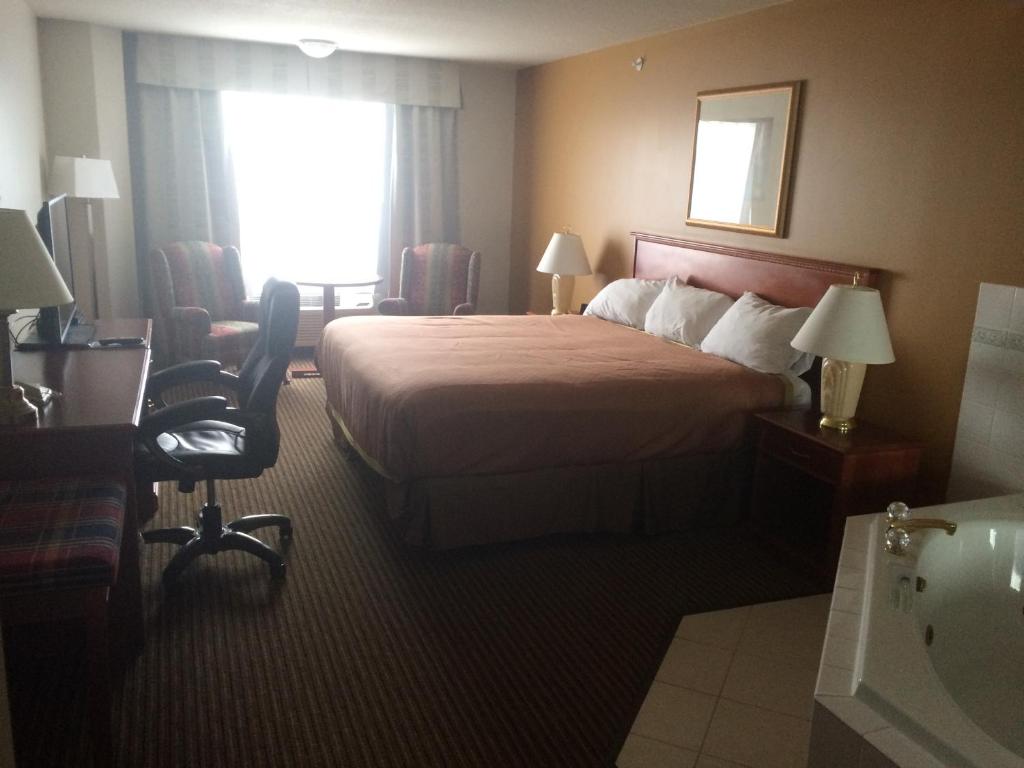 Postel nebo postele na pokoji v ubytování Foxwood Inn and Suites