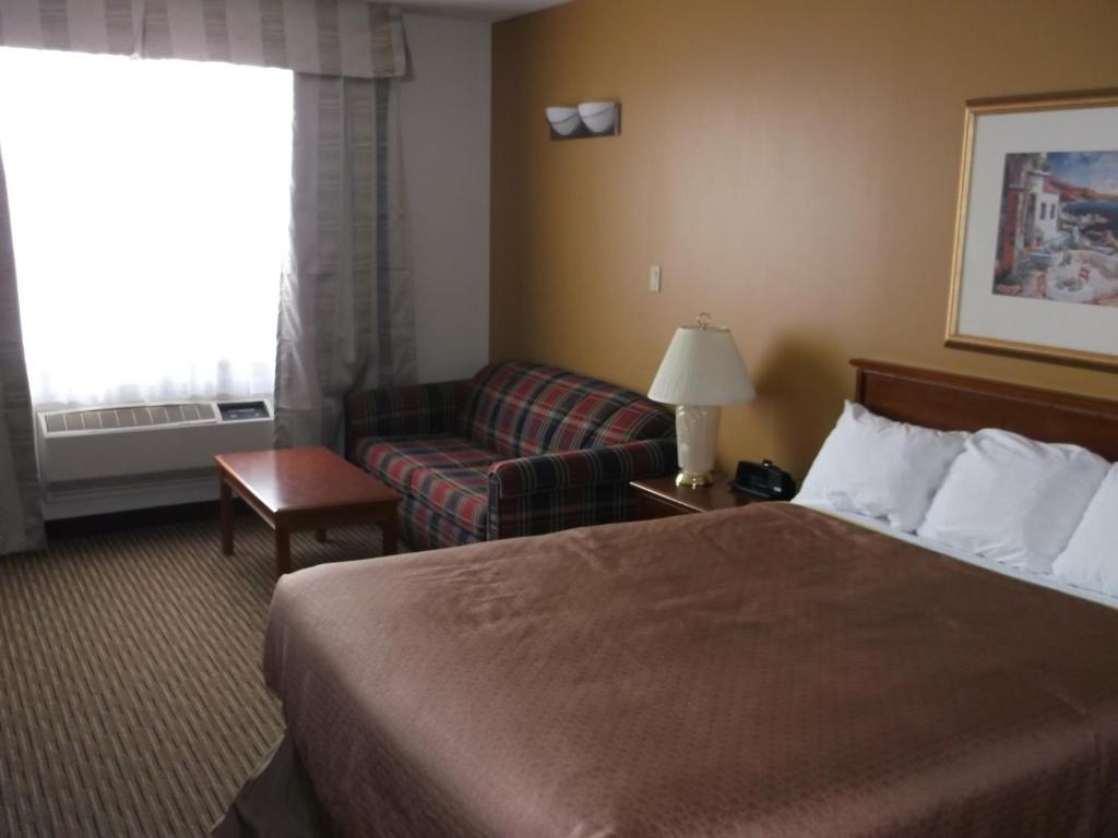 Postel nebo postele na pokoji v ubytování Foxwood Inn and Suites