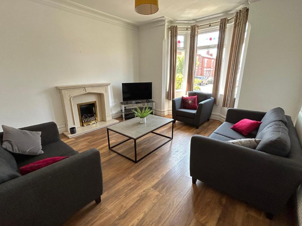 Stunning Stockport 4 bed House sleeps 8, Stockport (updated prices 2024)