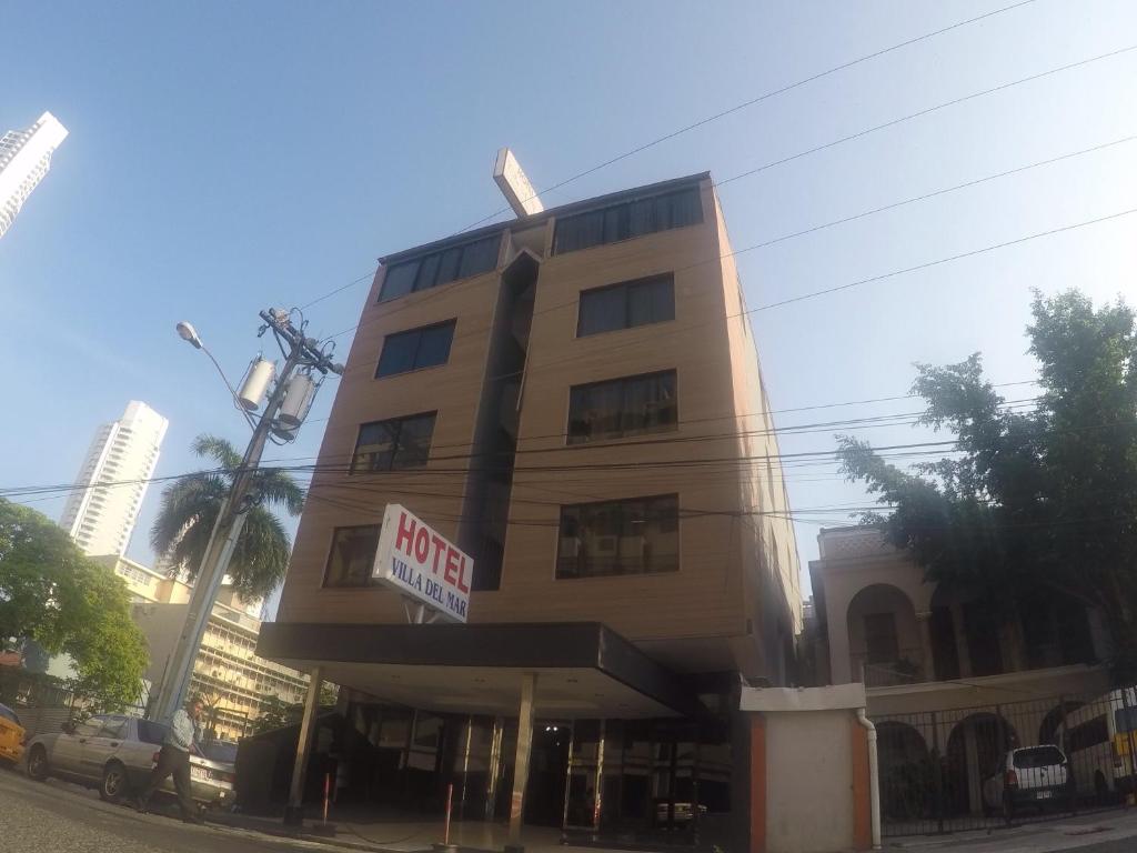 un edificio alto con un cartello hotel sopra di Hotel Villa del Mar a Città di Panama