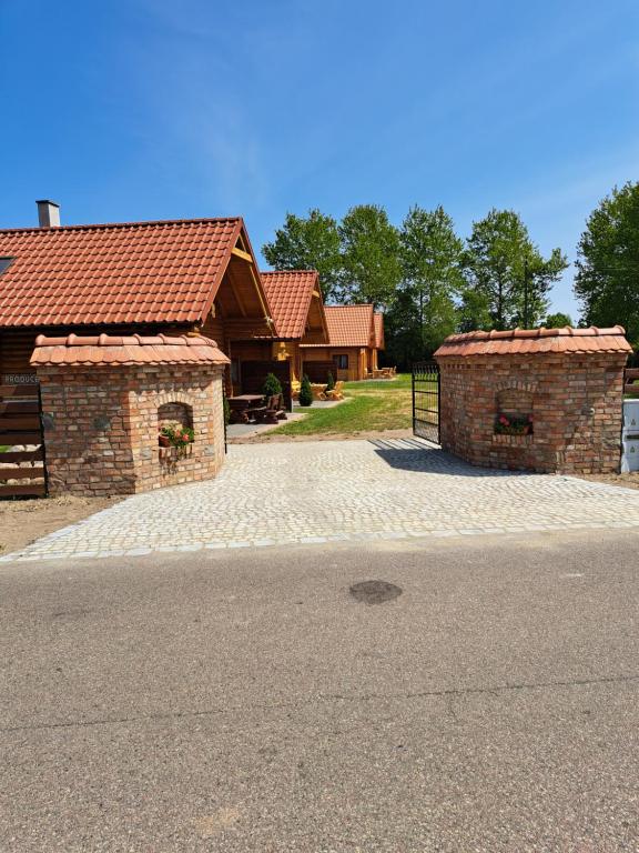 ein Haus mit zwei Backsteingebäuden an einer Straße in der Unterkunft Słoneczne Zacisze in Smołdziński Las