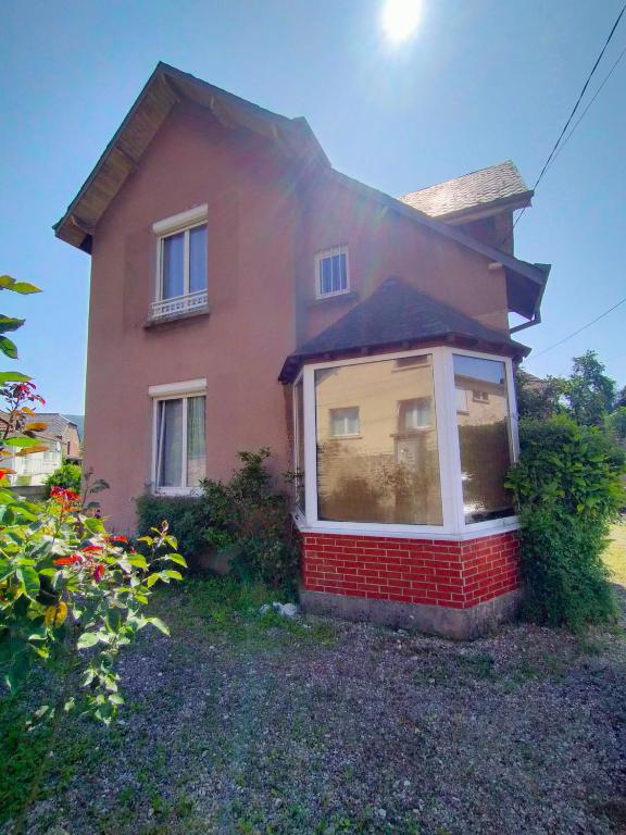 une maison rouge avec une fenêtre sur le côté dans l'établissement B.B.Home, à Revin