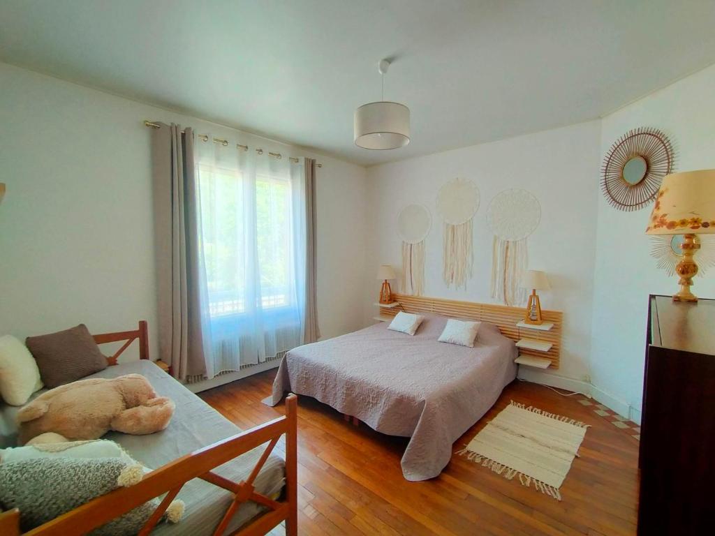 een slaapkamer met een bed met een knuffeldier op de vloer bij B.B.Home in Revin