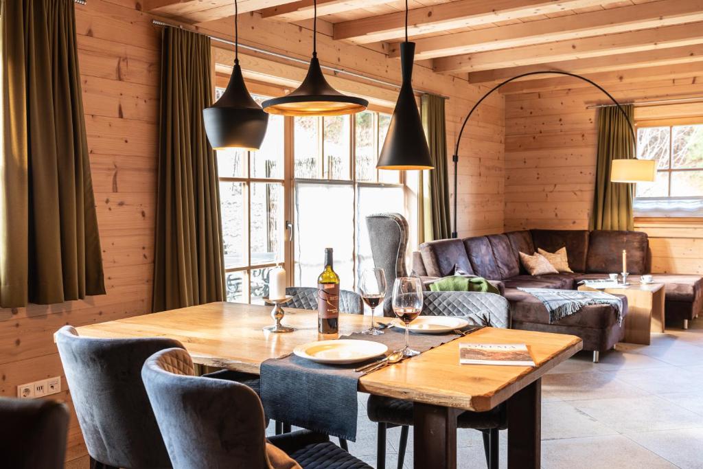 uma sala de estar com uma mesa e um sofá em Chalets & Apartments Beim Waicher em Ruhpolding