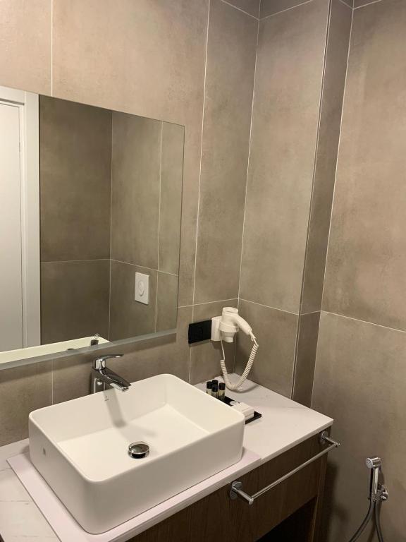 Black Diamond Hotel Dhermi - Image 2