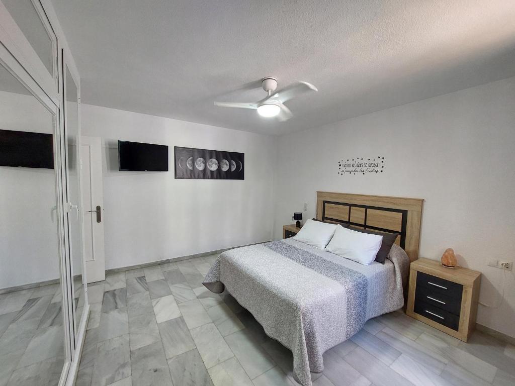 Schlafzimmer mit einem Bett und einer Glasdusche in der Unterkunft Apart Aleire Pueblo Evita in Benalmádena