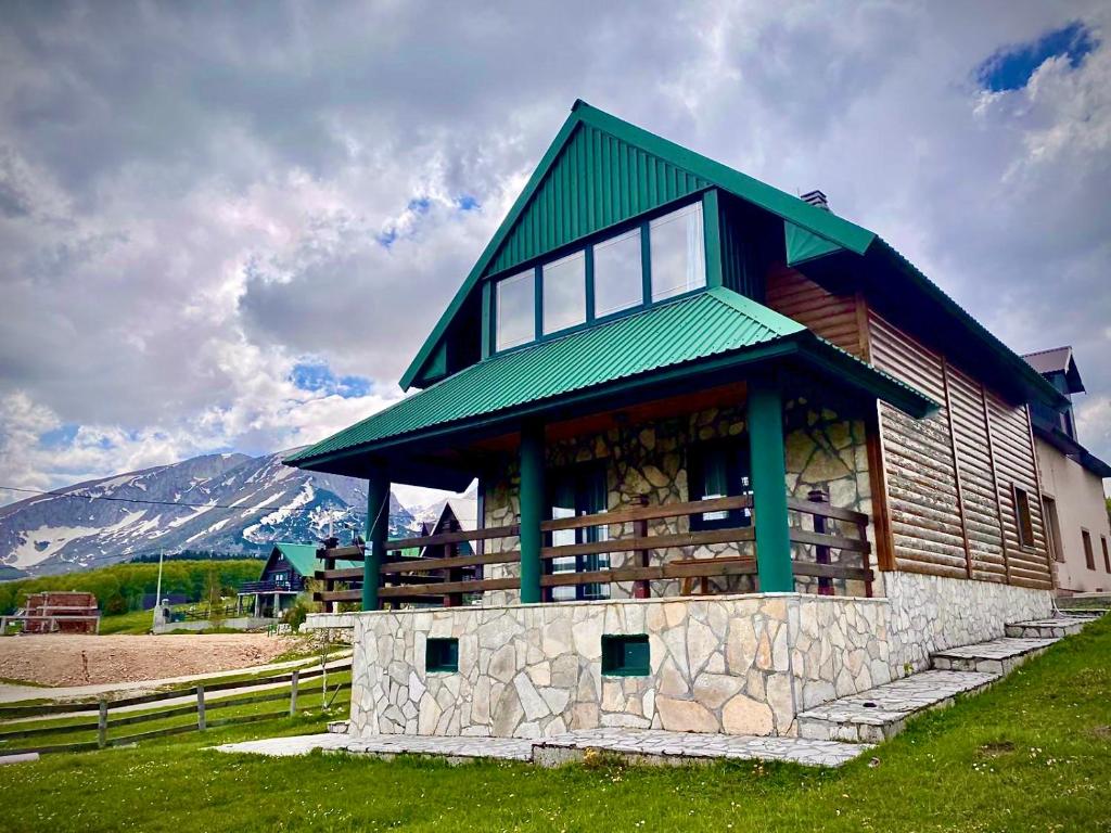 un edificio con un tetto verde sopra di esso di Holiday Home Darko a Žabljak