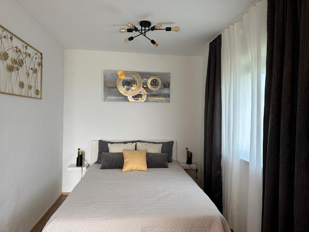 een slaapkamer met een bed en een plafondventilator bij Apartmaji Meli.Pu 4 in Izola