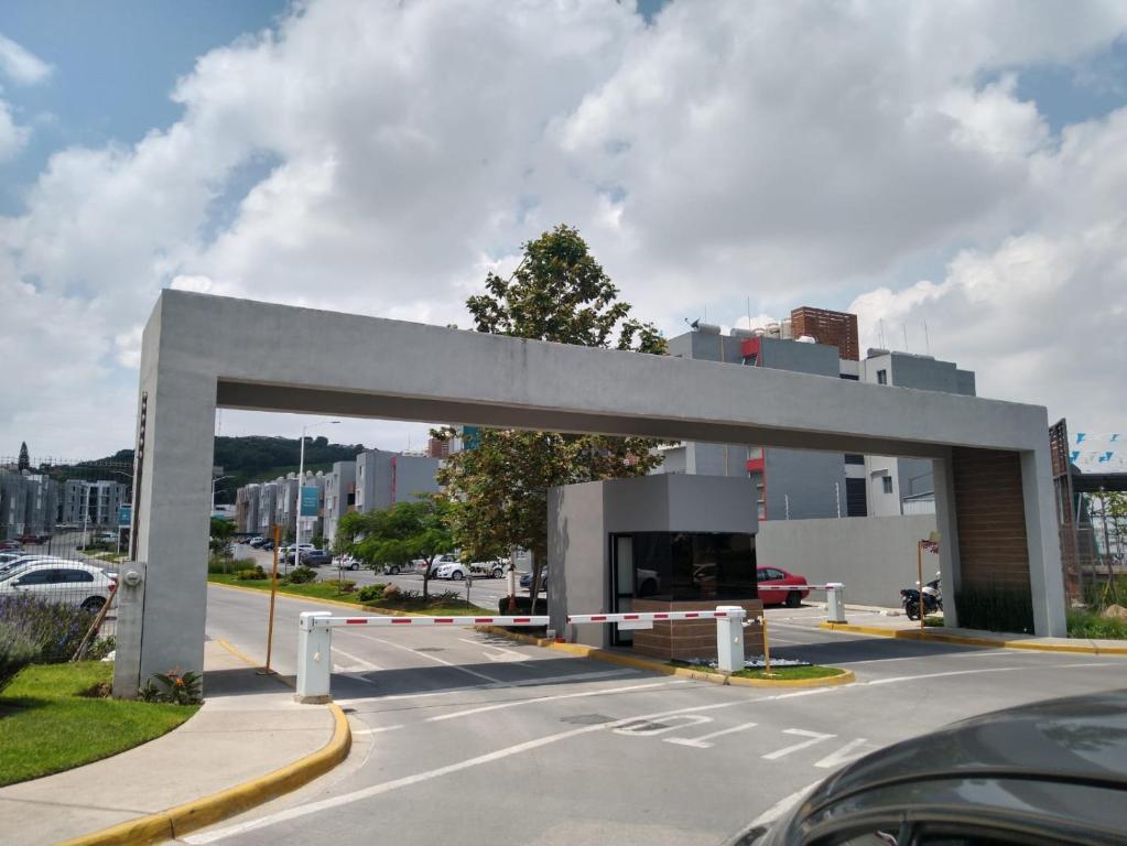 une station-service blanche sur le côté d'une rue dans l'établissement Hermoso y Comfortable Departamento 15 min del Aeropuerto, à Guadalajara