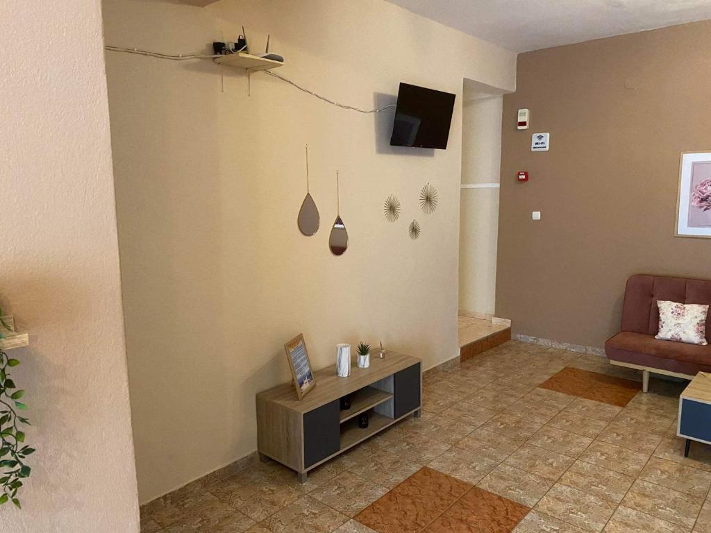 TV a/nebo společenská místnost v ubytování Hotel Manos