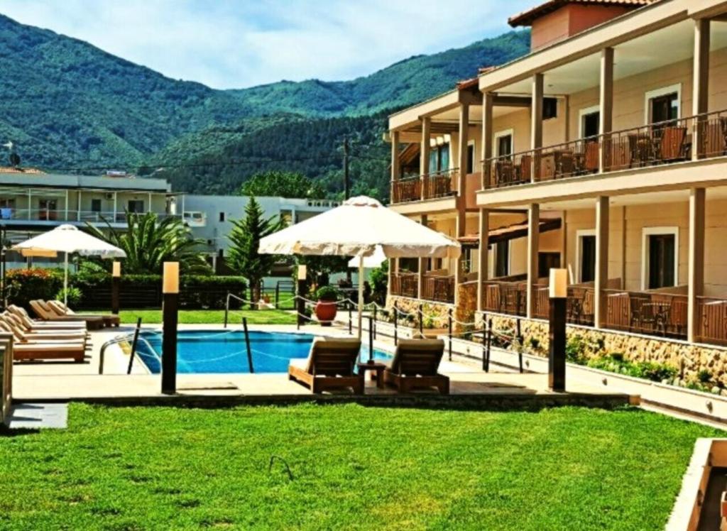 ein Resort mit einem Pool und einem Gebäude in der Unterkunft Plakoudis Rooms in Stavros