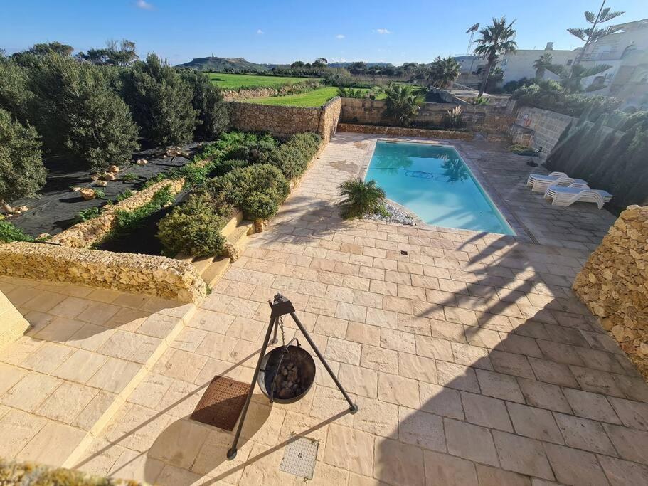 uma vista superior de uma piscina num quintal em Farmhouse Villa with Large Pool and Garden in Gozo em Għarb