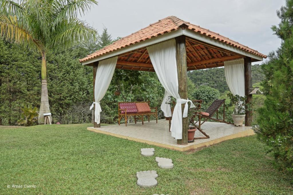 Um jardim no exterior de Pousada Vale dos Sonhos