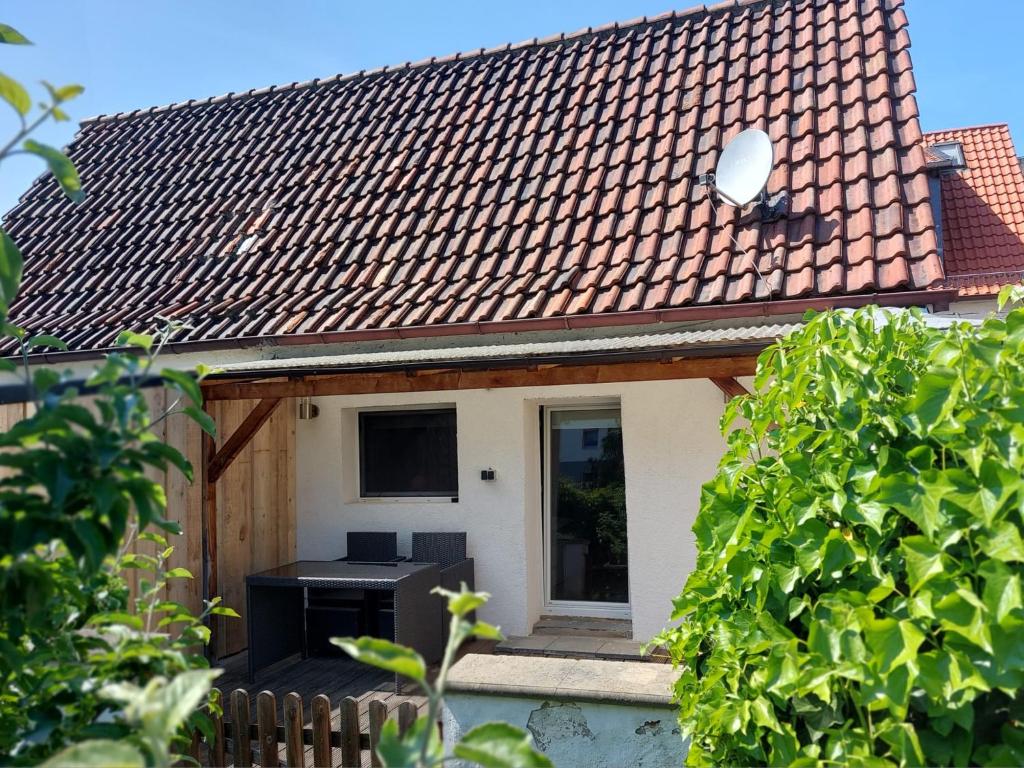 een huis met een dak en een zwarte kachel bij Kleine gemütliche Ferienwohnung günstige Lage in Wernigerode