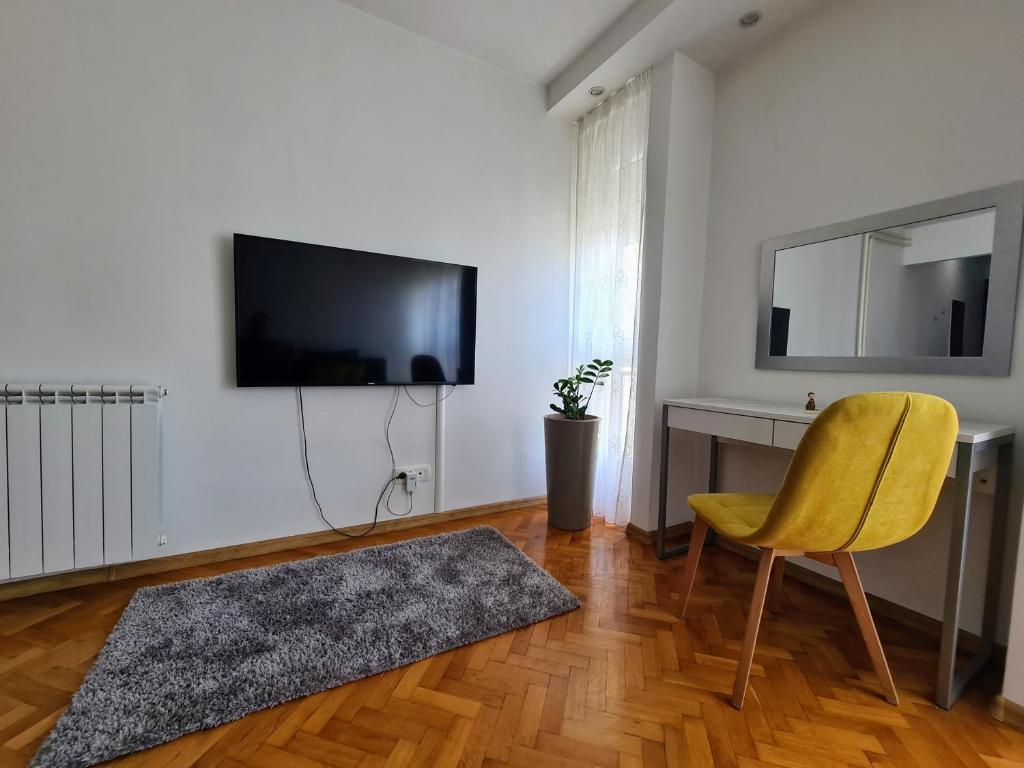 A television and/or entertainment centre at Apartments Papedoni Split