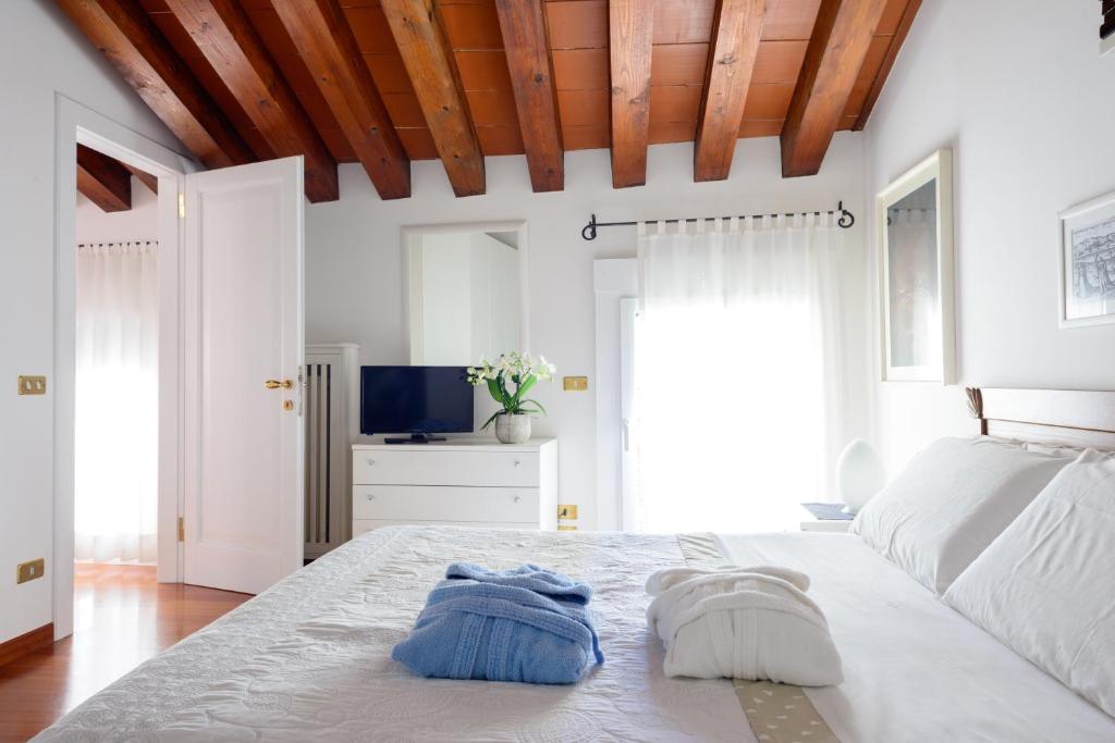 ein Schlafzimmer mit einem großen Bett mit zwei Kissen darauf in der Unterkunft Apartment Deluxe Isola Di Mezzo in Treviso